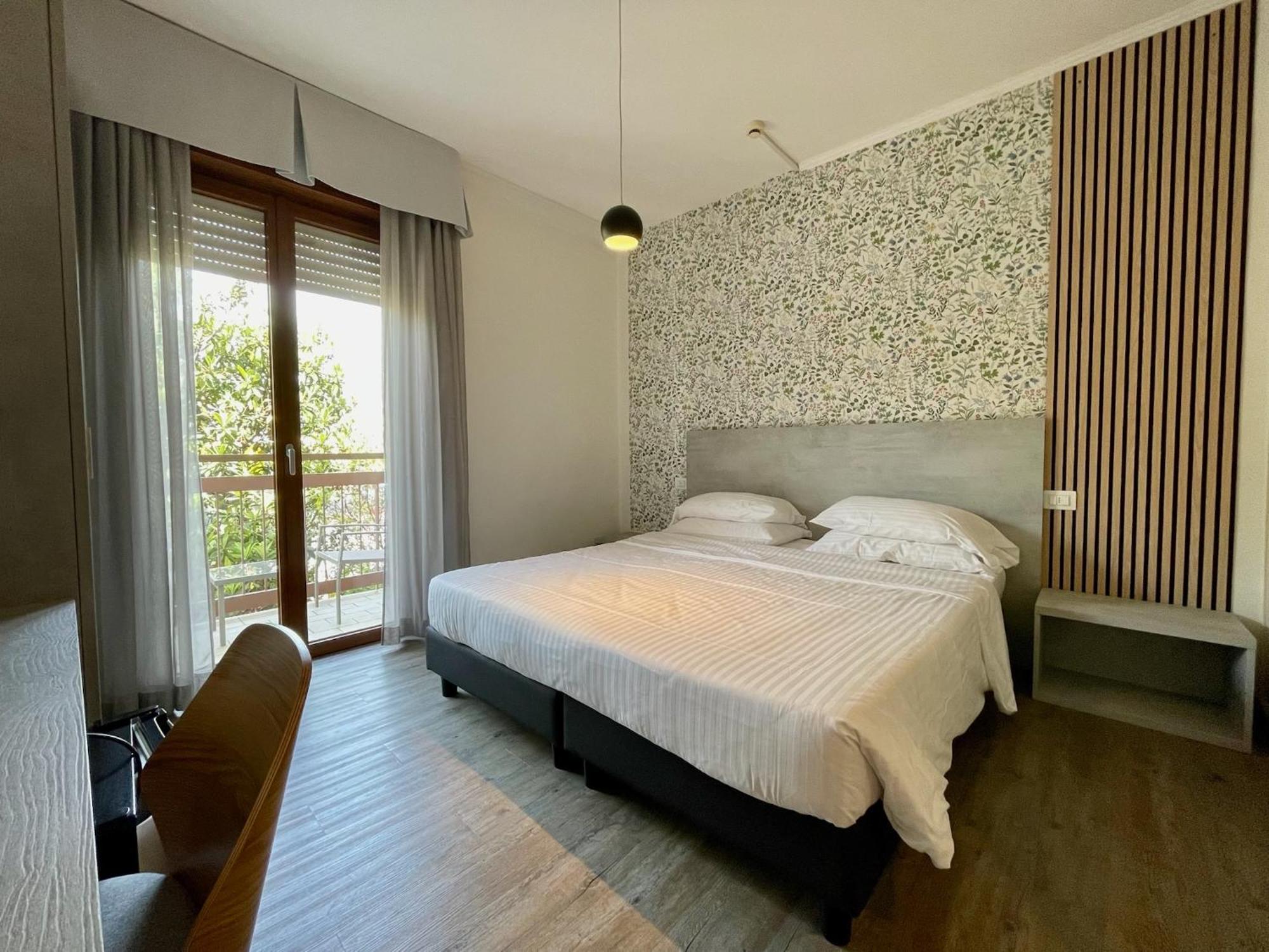B City Hotel Bardolino Ngoại thất bức ảnh